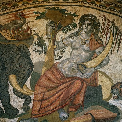 Personificación de Armenia entre un elefante y un tigre, Mosaico, Villa de Casale, Piazza Armerina, Enna de Unknown